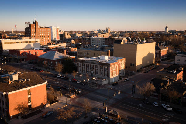 downtown columbia, missouri podczas zachodu słońca - columbia missouri zdjęcia i obrazy z banku zdjęć