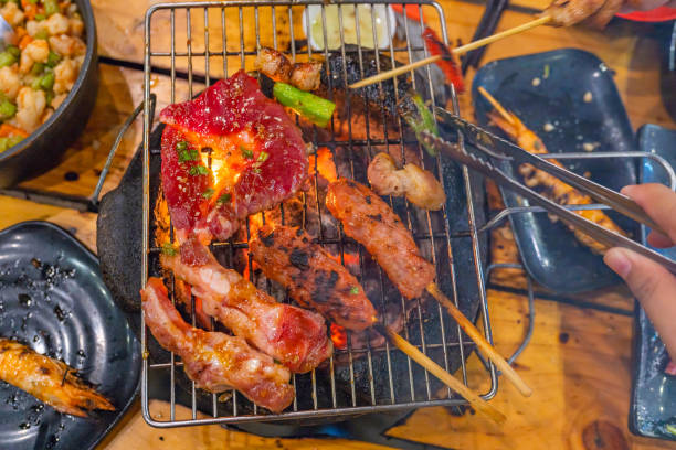 фото сверху вкусного мяса барбекю на угольной плите - barbecue beef close up multi colored стоковые фото и изображения