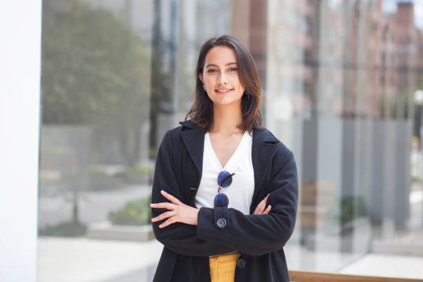 retrato de una trabajadora de oficina que llega a su lugar de trabajo - escritura latina fotografías e imágenes de stock