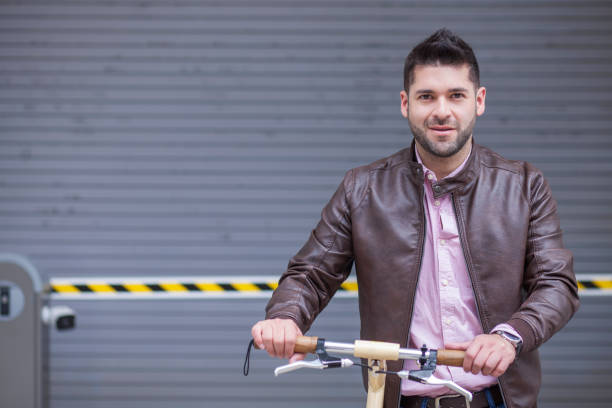 el hombre latino está llegando al trabajo en una bicicleta - escritura latina fotografías e imágenes de stock