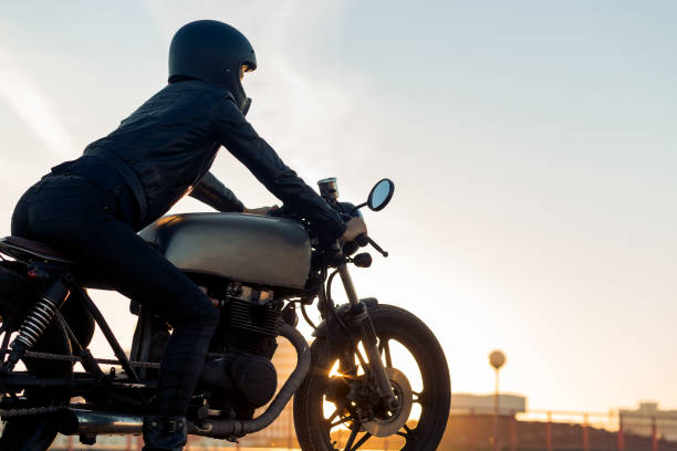 chica motociclista en moto caferacer. - motorcycle women helmet sensuality fotografías e imágenes de stock