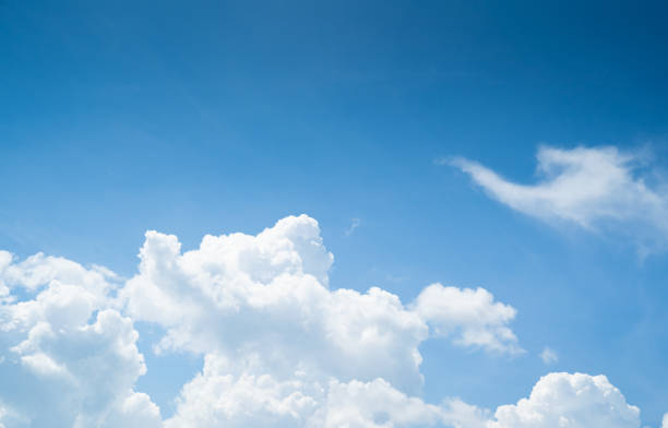 白い雲との空中ビュー劇的な日没と日の出空の自然の背景 - cloud cloudscape above pattern ストックフォトと画像