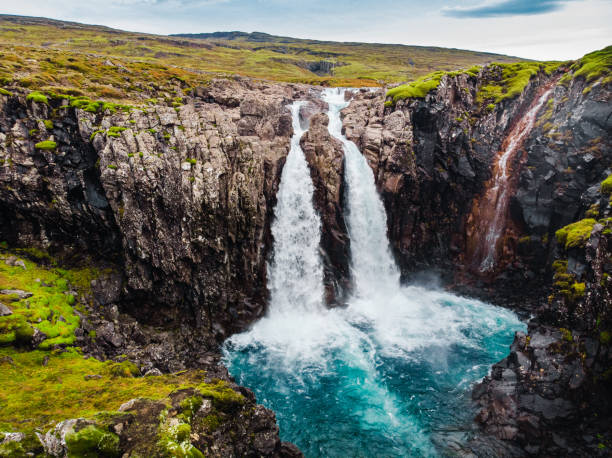 cascada con vista aérea con aguas cristalinas, este de islandia - europe high angle view waterfall water fotografías e imágenes de stock