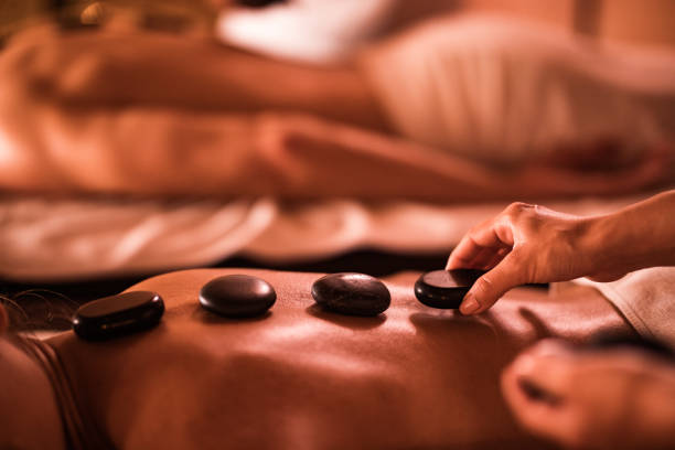 スパでのホットストーンセラピーマッサージ! - lastone therapy spa treatment massaging massage therapist ストックフォトと画像