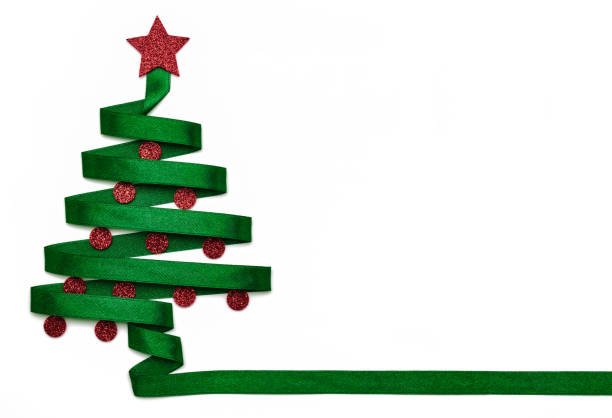 стилизованная елка из зеленой ленты с красной блестящей звездой и рождественскими шарами на белом фоне - curve white christmas holiday стоковые фото и изображения