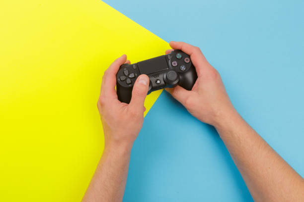 russia, oktober 24 2019: mani maschili che tengono in mano un controller ps4, console di gioco sony playstation 4. - joystick game controller playstation sony foto e immagini stock