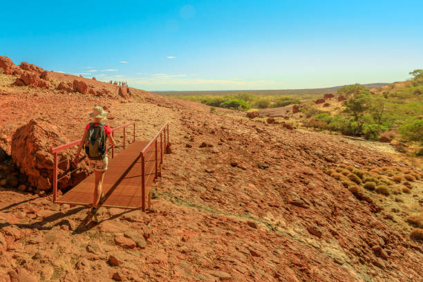 backpacker at walpa gorge walk - olgas imagens e fotografias de stock