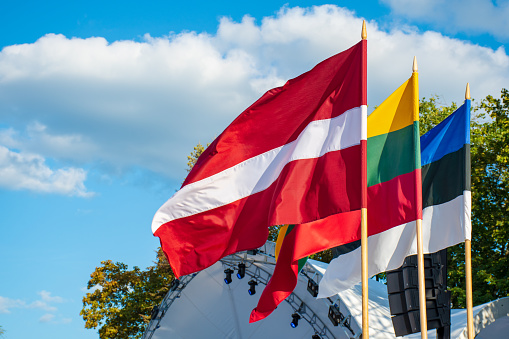 Banderas letonas, lituanas y estonias ondeando juntas, Letonia, Lituania, Estonia, países bálticos photo