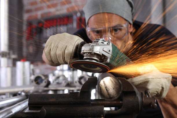 앵글 그라인더, 고글 및 건설 장갑을 갖춘 홈 워크샵 차고에서 일하는 남자는 금속을 샌드링하여 불꽃을 클로즈업, diy 및 공예 개념으로 만듭니다. - clutch disc 뉴스 사진 이미지