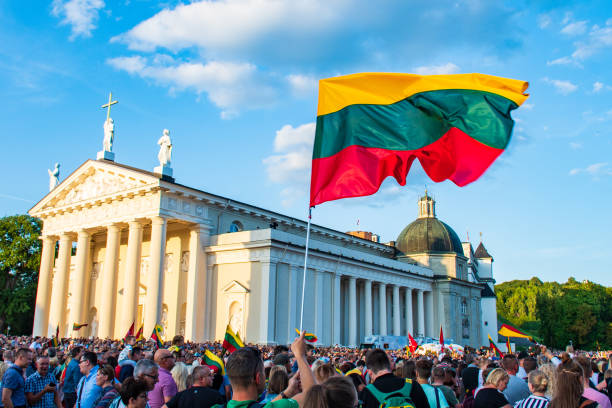 praça da catedral em um dia de celebração, com um monte de gente comemorando juntos - bandeira da lituânia - fotografias e filmes do acervo