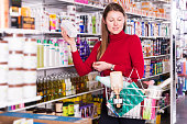 frauen-kaufen-haarpflegeprodukte.jpg?b=1&s=170x170&k=20&c=4yuja9M--3PoHxC44jLpTOZ9SmY1gzx-mJukvjDx1Uk=
