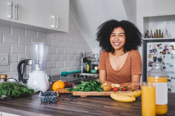 więcej z dnia na dzień, jedząc zdrowsze posiłki - fruit salad fruit healthy eating making zdjęcia i obrazy z banku zdjęć