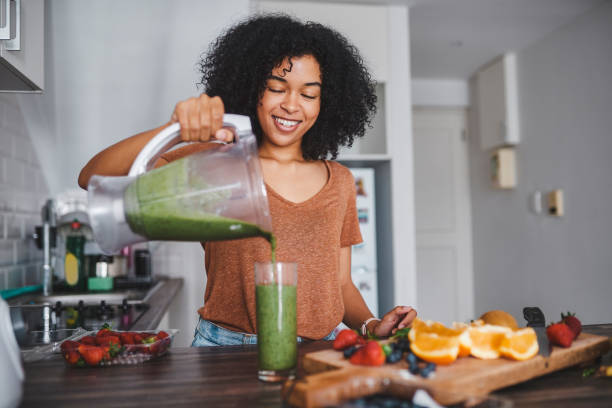 essere sani non deve essere noioso - women juice drinking breakfast foto e immagini stock