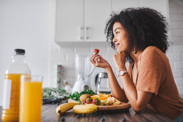 ¿por qué comer menos, cuando más bien se puede comer bien - fruit salad freshness strawberry fotografías e imágenes de stock