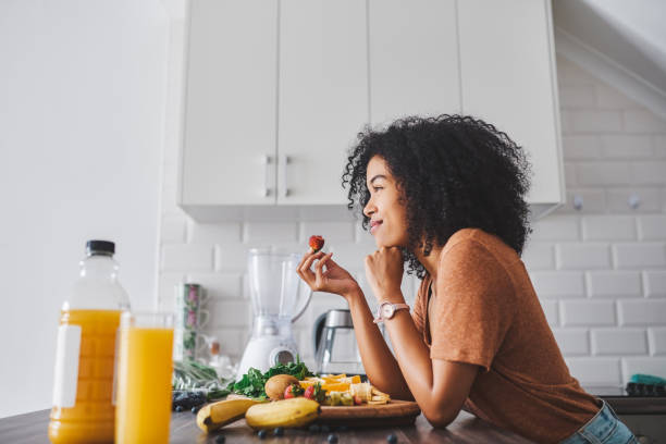 kiedy dobrze się odżywiasz, czujesz się dobrze - fruit salad fruit healthy eating making zdjęcia i obrazy z banku zdjęć