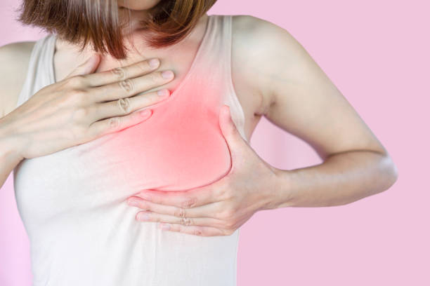 mujer asiática revisando su pecho, concepto de examen de auto cáncer - human nipple fotos fotografías e imágenes de stock