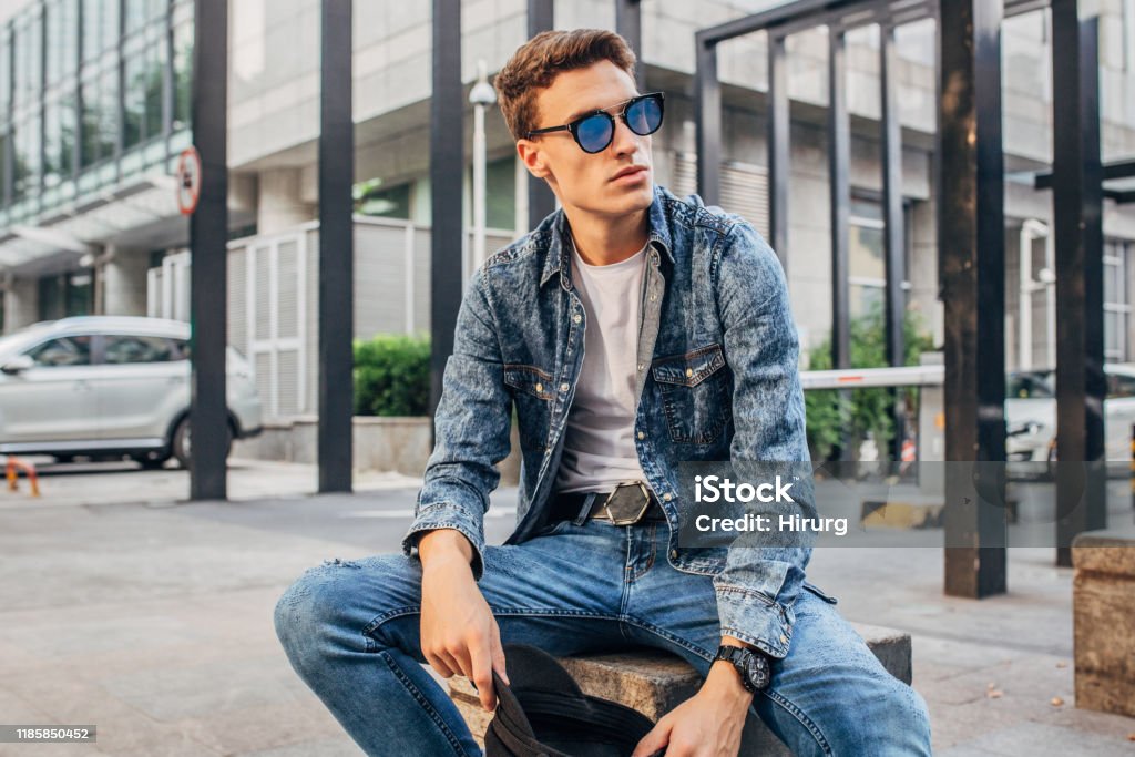 Pórtico Imposible Esperar Joven Moderno Sentado Al Aire Libre Foto de stock y más banco de imágenes de Vaqueros - Pantalón - Vaqueros - Pantalón, Hombres, Tejido vaquero - iStock Pórtico Imposible Esperar Joven Moderno Sentado Al Aire Libre Foto de stock y más banco de imágenes de Vaqueros - Pantalón - Vaqueros - Pantalón, Hombres, Tejido vaquero - iStock