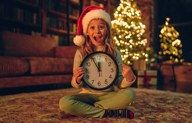 a família comemora o natal e o ano novo. - clock baby christmas small - fotografias e filmes do acervo