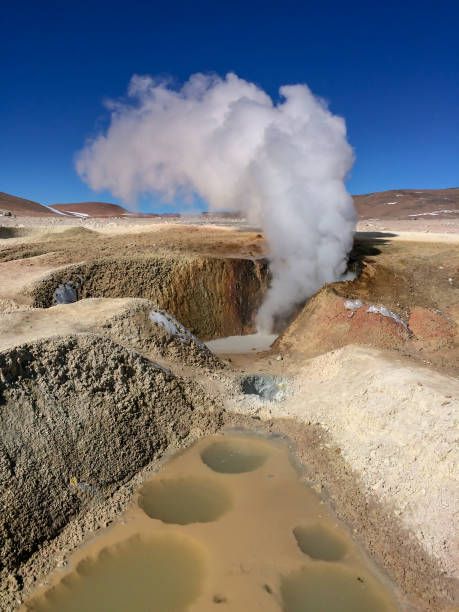 sol de manana, geysers et zone géothermique dans la province de sur lipez, potosi, bolivie - geothermy photos et images de collection