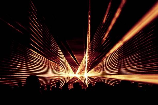 pomarańczowy laser show nocne życie klubowa scena z tłumu ludzi partii - laser nightclub performance illuminated zdjęcia i obrazy z banku zdjęć
