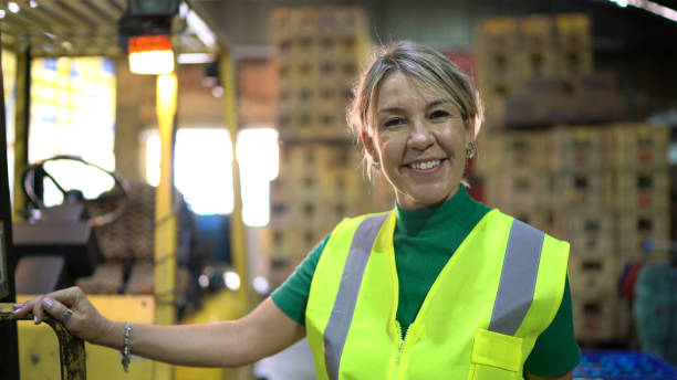 倉庫でリーダー女性の肖像画 - warehouse manager place of work portrait ストックフォトと画像