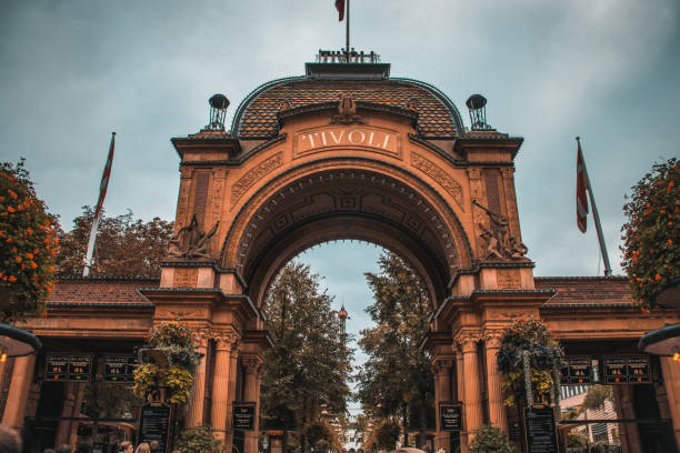 brama do ogrodów tivoli, kopenhaga - tivoli copenhagen denmark danish culture zdjęcia i obrazy z banku zdjęć