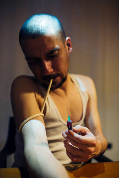 薬物中毒者はショッ�トを撮る - injecting syringe spooky male ストックフォトと画像