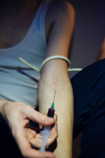 마약 중독자 촬영 a 샷 - injecting syringe spooky male 뉴스 사진 이미지