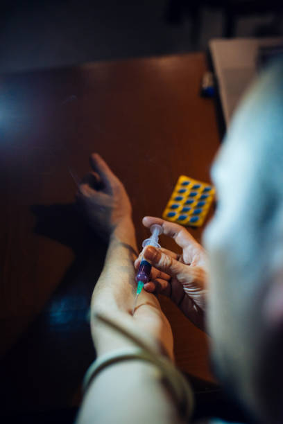 薬物中毒者はショットを撮る - injecting syringe spooky male ストックフォトと画像