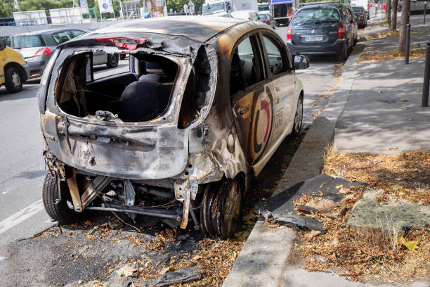 verbranntes auto auf den straßen von paris - house car burnt accident stock-fotos und bilder