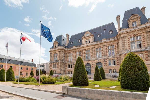 administración y edificio del ayuntamiento en versalles - chateau de versailles fotografías e imágenes de stock