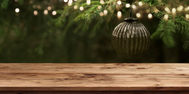 weihnachtsbaum mit holztisch - metallic look fotos stock-fotos und bilder
