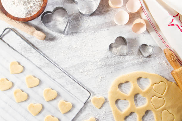 creazione di biscotti a forma di cuore - baking flour ingredient animal egg foto e immagini stock
