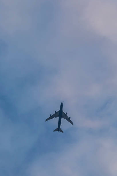 vol d'avion sur un fond des nuages - fighter plane aerospace industry air air vehicle photos et images de collection