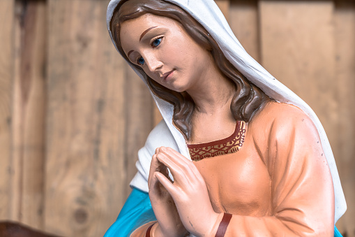 La Santísima Virgen María en la Natividad navideña photo