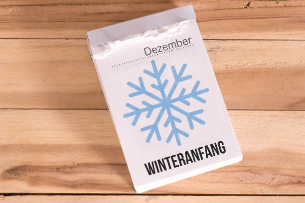 ein kalender und hinweis auf winteranfang - kalender abreißen stock-fotos und bilder