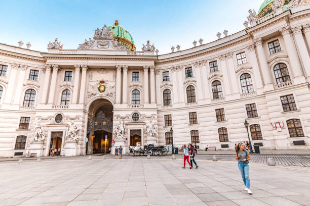 знаменитый вид на ворота дворца хофбург с площади михаэлерплац - михайловская площадь стоковые фото и изображения