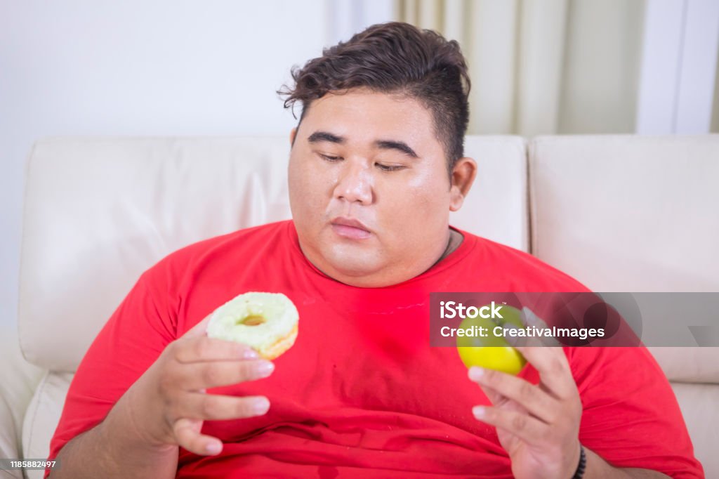 뚱뚱한 사람은 무엇을 먹을지 모른다 가정 생활에 대한 스톡 사진 및 기타 이미지 - 가정 생활, 거실, 건강한 식생활 - iStock