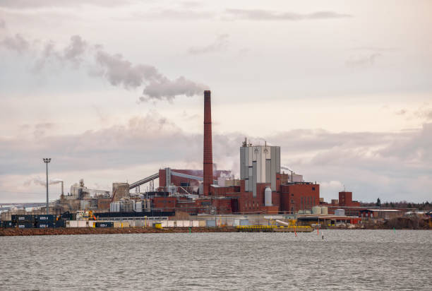 スニラパルプ・製紙工場 - large business chimney cloud ストックフォトと画像