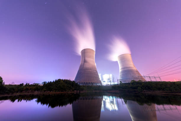 centrale électrique moderne produisant la chaleur - nuclear power station photos et images de collection