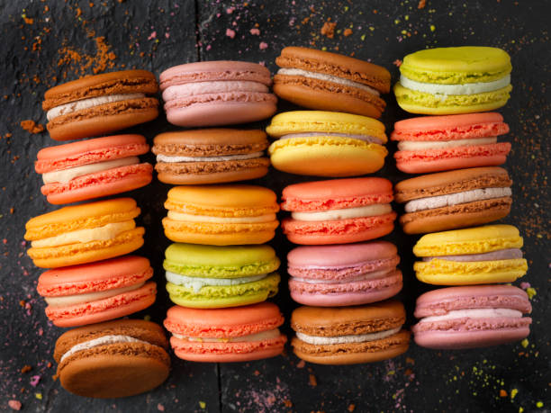 macarons multicolores - in a row multi colored bright yellow photos et images de collection