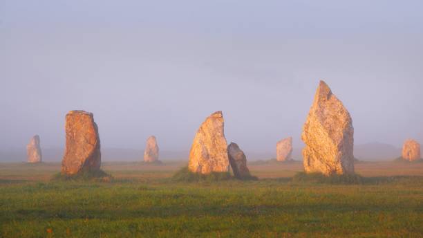 vue d'alignement de menhir à camaret sur mer au lever du soleil pendant le brouillard - dolmen photos et images de collection