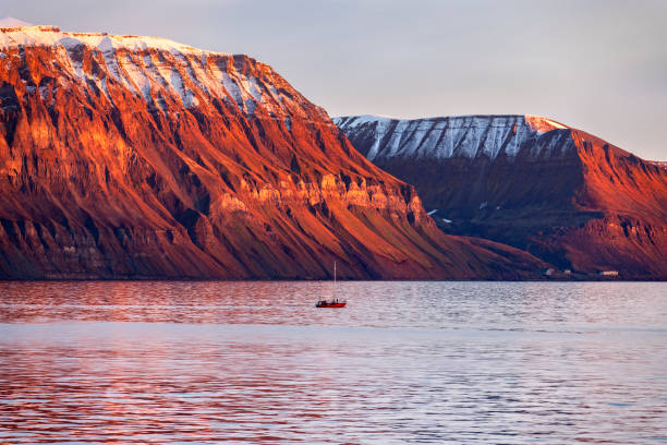góry liefdefjord w pobliżu longyearbyen - wyspy svalbard - svalbard islands zdjęcia i obrazy z banku zdjęć