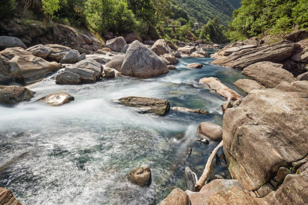 río y valle verzasca en suiza con rocas lavadas - riverbed switzerland valley stone fotografías e imágenes de stock