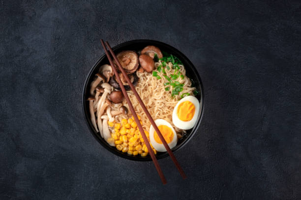 ramen. makaron soba z jajkami, grzybami shiitake i warzywami, strzał od góry na czarnym tle z pałeczkami i miejscem na tekst - edible mushroom shiitake mushroom fungus chinese cuisine zdjęcia i obrazy z banku zdjęć