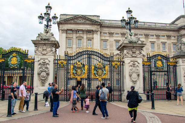 pałac buckingham z dużą ilością turystów na froncie w londynie, wielka brytania. - palace buckingham palace london england famous place zdjęcia i obrazy z banku zdjęć