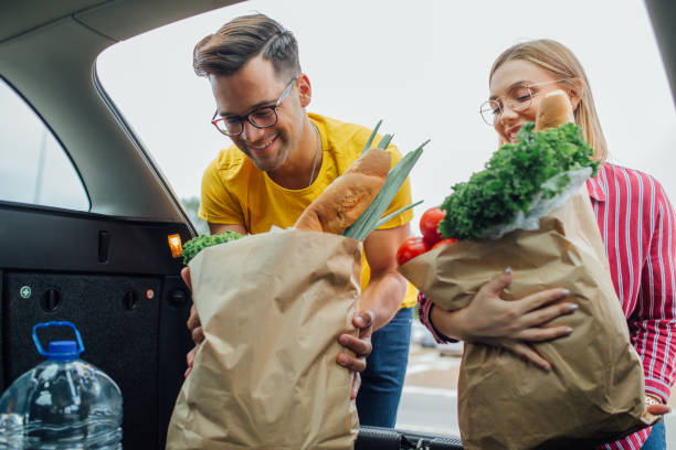 istock Young couple going shopping 1185909249