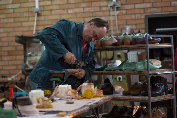 istock Shoemakers Teamwork - shoe factory 1185912233