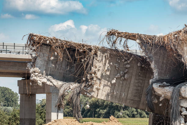 widok zniszczonego mostu drogowego jako konsekwencje klęski żywiołowej - monument tidal wave storm wave zdjęcia i obrazy z banku zdjęć