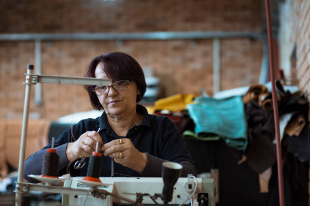 istock Shoemakers Teamwork - shoe factory 1185913129